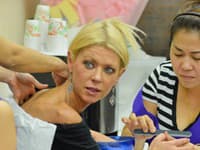 Tara Reid pred pár dňami na manikúre, kde vidno, že výrazne schudla v tvári a má veľa vrások