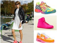 Ležérnemu outfitu dodajú tenisky mladistvý a svieži look