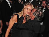 Rosie Huntington-Whiteley je jedným z obľúbených miláčikov svetoznámeho návrhára
