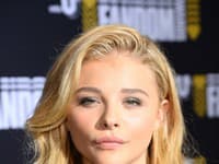 Chloë Grace Moretz má mimiku ako dospelá žena