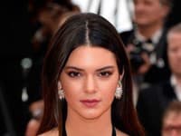 Kendal Jenner sa rada šteluje do pózy dospelej, sexi ženy