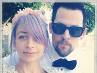 Nicole občas na sociálne siete zavesí foto s manželom