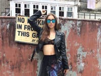 Krásna modelka prezentuje modely z dielne WTF?!