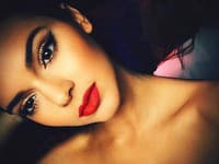 Kendal Jenner výrazné obočie pristane