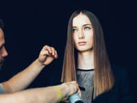Profesionálny kaderník sa postaral o vlasy modeliek naozaj výborne