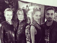Modelky z agentúry Elite Model Management Michaela Kocianová a Karolína Mrozková so skupinou Aerosmith