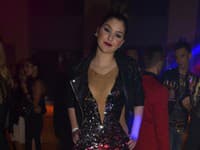 Celeste Buckingham v ligotavých šatách vyzerala naozaj exkluzívne 
