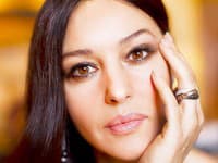 Krásna Monica sa o seba stará a používa čo najmenej líčidiel