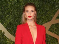 Rosie Huntington-Whiteley na červenom koberci vždy zažiari v plnej kráse 