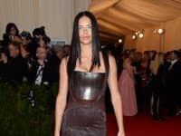 Adriana Lima zvádza už len pohľadom a o iných zbraniach ani nehovoriac