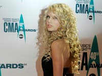 Taylor Swift je obľúbená najmä vďaka svojmu pôvabu, ktorý však upravila niekoľkými maličkosťami