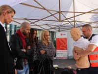 Počas Dňa záchrany profesionáli, ktorí v rámci svojho povolania vykonávajú resuscitáciu, bežným ľuďom ukazovali správne laické postupy na figurínach