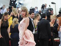 Taylor Swift v šatách od Oscara de la Rentu