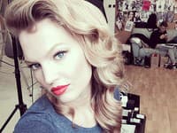 Kristína Krajčírová je prirodzene krásna žena a retro líčenie jej veľmi pristane