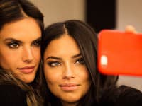 Adriana Lima a jej kolegyňa Alessandra Ambrosio sú jednými z najkrajších tvárí v modelingovom svete
