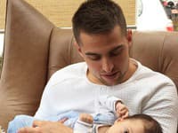 Hrdý otec Róbert Mak sa tak môže tešiť z malého futbalistu