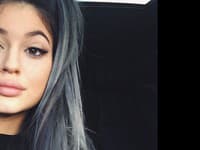 Kylie Jenner sa pýši sivým ombre
