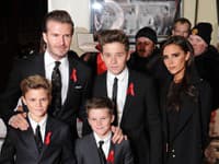 Romeo Beckham (vľavo) zarobil za jeden deň viac ako jeho rodičia