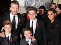 Romeo Beckham (vľavo) zarobil za jeden deň viac ako jeho rodičia