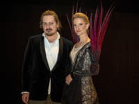 Návrhár Boris Hanečka (vľavo) a moderátorka Adela Banáová (vpravo), ZDROJ: Nadácia Tatra Banky