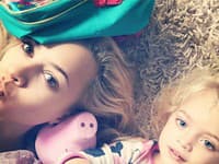 Moderátorka Barbora Rakovská a jej dcérka Amia, ktorá vyzerá ako anjelik
