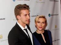 Scarlett Johansson má takéhoto sympatického brata, ktorý sa s ňou občas objaví v spoločnosti