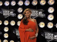 Beyoncé v roku 2011 na odovzdávaní cien MTV