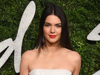 Modelka Kendall Jenner je v kurze nielen obliekaním, ale aj líčením