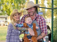 Seriálová herečka Tori Spelling sa v televízii neustále strápňuje spolu s manželom Deanom