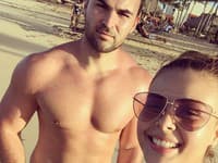 Monika Bagárová a nový muž po jej boku, s ktorým si vymieňajú nežné dotyky a bozky
