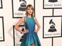 Taylor Swift siahla po tyrkysovej ombre róbe od Elieho Saaba, ktorá odhaľovala jej krásne štíhle nohy