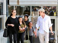 Angelina Jolie a Brad Pitt podľa magazínu OK! plánujú siedme dieťa
