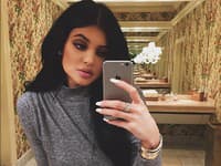 Kylie Jenner ešte nedosiahla dospelosť, no hecuje verejnosť na každom kroku