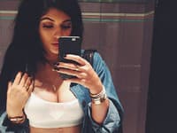 Mladá kráska Kylie Jenner je pod drobnohľadom médií a verejnosti