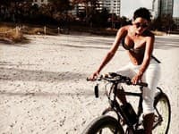 Takto nádherná modelka v zrelom veku brázdi pláže Miami