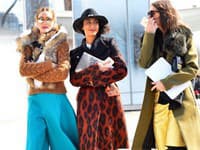 Módne trendy z ulíc fashion weekov, ktoré sa oplatí sledovať