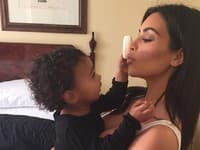 Krásou posadnutá Kim Kardashian svoju dcéru nešetrí