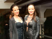 Sesterské duo Twiins má počas výstúpení vždy sexi kostýmy
