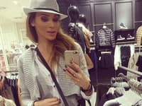 Modelka Andrea Verešová siahla tentokrát po klobúku a tento štýl jej naozaj pristane