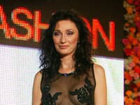 Sisa sa nikdy nebránila odvážnym modelom šiat