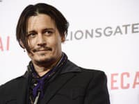 Johnny Depp miluje kostýmy a vysoké topánky aj v súkromí