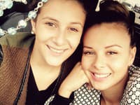 Monika nedá na svoju sestru dopustiť a vo všetkom ju podporuje