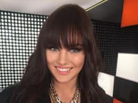 Krásna brunetka je známa a svojou neutíchajúcou energiou