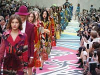 Veľkolepá oslava farieb v podobe Burberry Prorsum