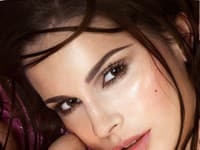 Nezabúdajte na dokonalé obočie, ktoré dodáva tvári výraz. Jeho líniu zvýraznite ceruzkou Soft Eyebrow Pencil