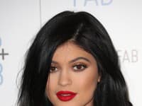 Kylie Jenner tvrdí, že všetko je o kontúrovaní, mejkape a poznaní svojej tváre