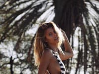 Natasha často pózuje v plavkách a vyzerá naozaj sexi