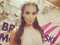 Simona často predvádza modely slovenských návrhárov
