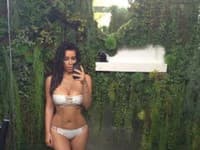 Kim Kardashian vie hrdo nosiť svoje krivky ako nikto iný 
