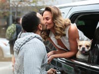 Chrissy Teigen a John Legend sú ukážkovým párom a neboja sa prejavovať si city aj po ôsmich rokoch